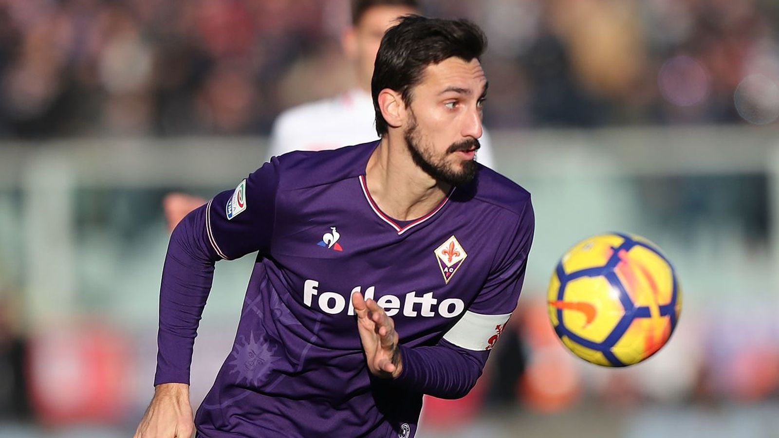 Davide Astori trong trận đấu với Genoa