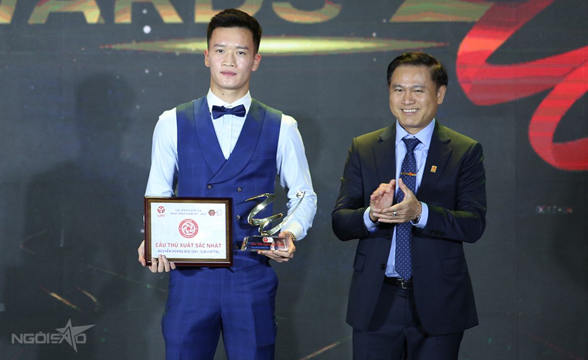 Hoàng Đức nhận danh hiệu Cầu thủ hay nhất V-League 2023