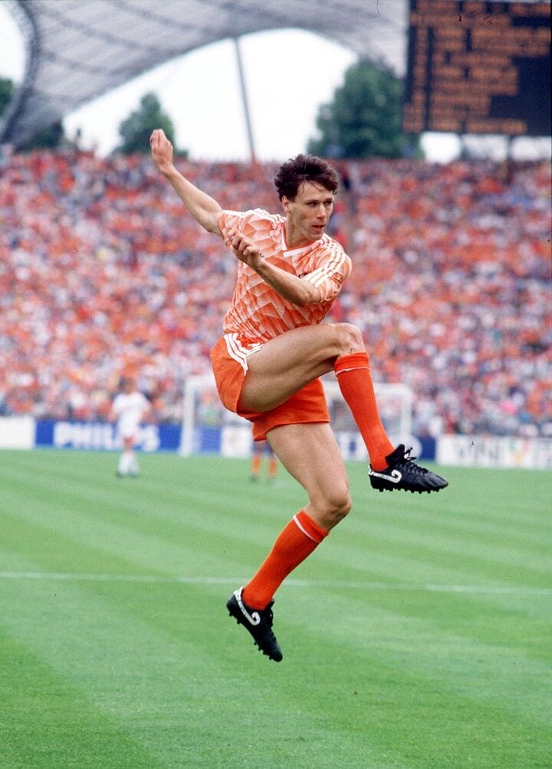 Marco Van Basten tung cú sút không tưởng tại trận chung kết EURO 1988 vào lưới ĐT Tây Đức.