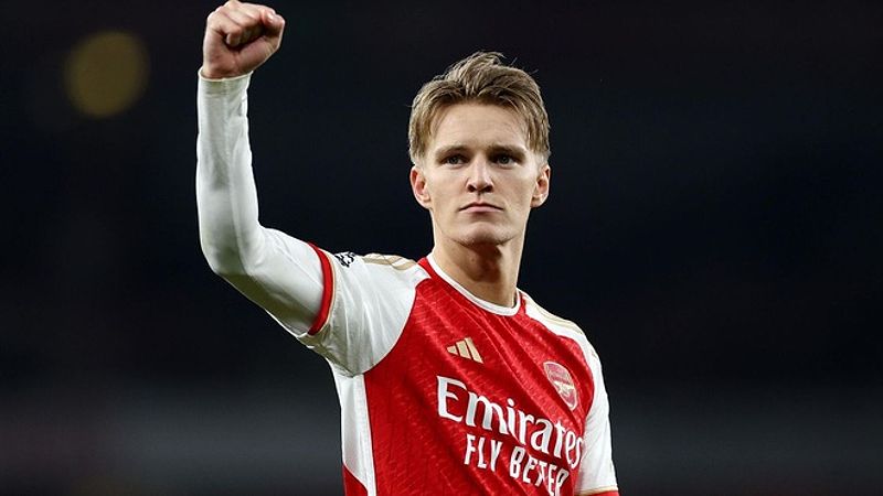 Odegaard điều phối trận đấu